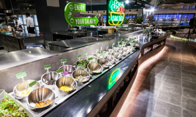 カスタムサラダコーナー。ずらりと並んだ野菜、材料とトッピングからオリジナルサラダを作れます。