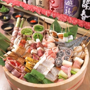 看板メニューの火を使わない「冷製串」とさまざまな味わいが楽しめる「くわ焼き」の調理技術も伝授します。