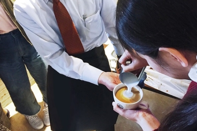 おいしいコーヒーを淹れる研修もしっかり。