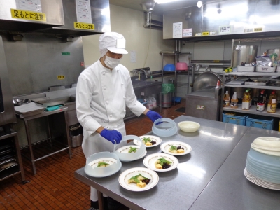 30~40代活躍中!給食が未経験でも、常にほかの社員がサポートしますのでご安心を。