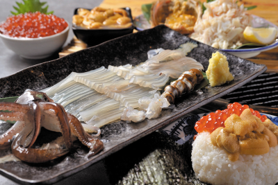 名物「活イカおどりづくり」・天然刺身・活カニ・いくら・塩水ウニ・牛・ジンギスカンなど充実メニュー。