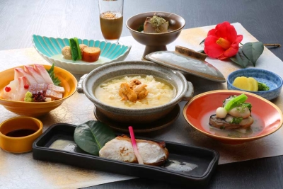 季節の味覚、うにめしです。通常のうに丼とは異なる雑炊状のご飯で、ここだけの味を提供します。