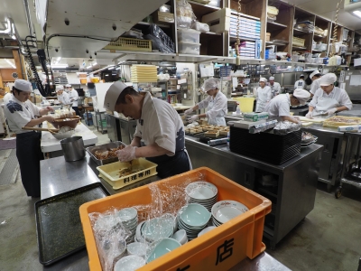 50代の料理長を筆頭に、20代〜50代まで幅広い層のスタッフが活躍中!