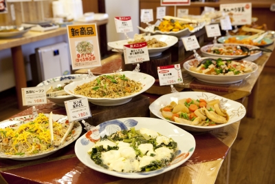 お惣菜の調理から、販売・接客まで、幅広い業務に携わることができます。