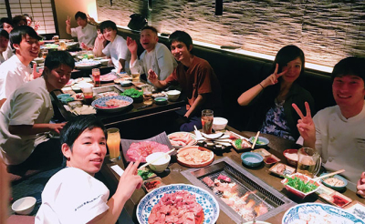 「食べてみなくちゃ、お客様にお勧めできない」。その考えのもと、全スタッフ参加の焼肉会を毎月開催!