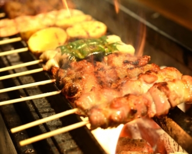 朝挽き地鶏の極上焼き鳥。まずは焼鳥を焼き方から教えます。