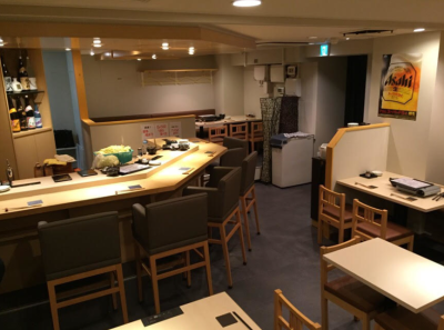 オープン前の落ち着いた店内。オープン後は、元気のいいスタッフとお客さまで賑わいます。