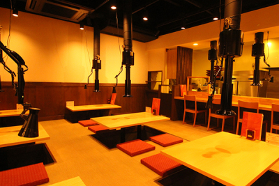 店内はオープンキッチンのカウンター以外はすべてお座敷スタイル。靴を脱いで、くつろいでほしいのです。