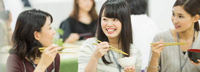 社員食堂は、仕事の緊張から解放される寛ぎ空間。利用者さまを笑顔にする食事作りを行っていきましょう