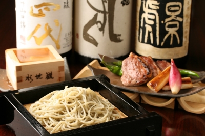 当店こだわりの手打ちそばは、毎日打ちたてと茹でたてを提供しています。