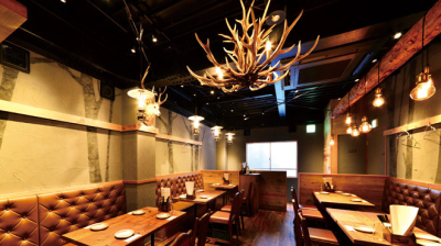 山小屋のような店内。鹿やイノシシのはく製が飾られています。