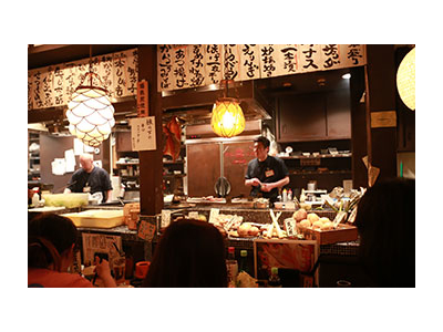 オープンキッチンでお客様の目の前で食材を焼き上げ!お店は臨場感と活気にあふれています!