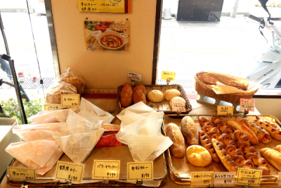 店内には、常時80種以上のパンをラインナップ