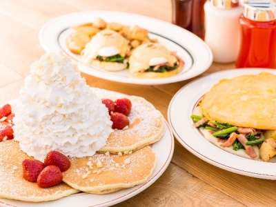 大人気のパンケーキをはじめ、エッグスベネディクトやロコモコ、オムレツなども充実