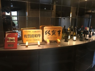佐賀牛などのブランド牛も提供しています。お肉に合うワインやお酒をオススメするのも仕事の一つです。