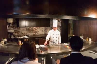 慣れてきたらカウンターでの接客も。その日のこだわり食材を目の前で調理する醍醐味はカウンターならでは。