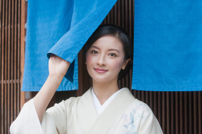 着付けや和装経験は不問。今は簡単に着られるお着物もありますし、専任の着付け師から学ぶこともできます。