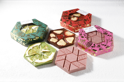 厳選した国産素材をチョコレートに合わせた、オリジナルデザインの板チョコレート