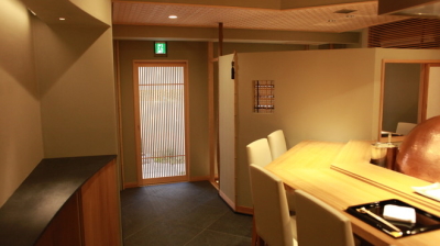 上質な空気感を大切にした店作り。都会の喧騒を忘れさせる非日常の隠れ家のような雰囲気です。
