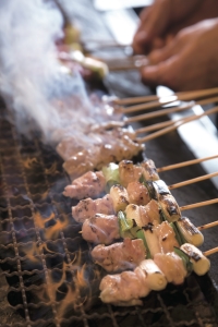 焼鳥の職人としての技術はもちろん、接客から店舗運営までマルチに学べます。