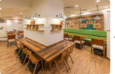 北欧をイメージした店内は、オシャレなカフェのよう。