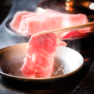 業界関係者の方や有名人の方もお忍びで訪れる、人気のお店で働こう。
