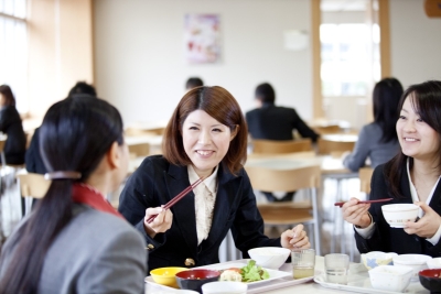 社員食堂では味も見た目にも美味しく、健康的な料理を提供します。