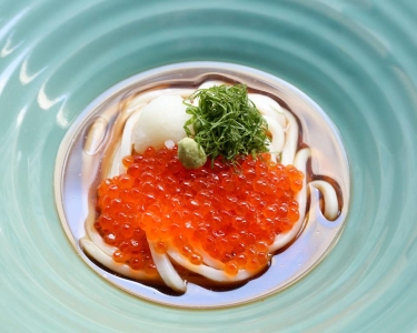 うどんを主軸に、天ぷらや刺し身など日本食を代表する料理も提供しています。