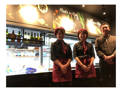 スタイリッシュな造りを施した店内で、おいしい料理を通してお客様に明日への活力を生み出しましょう。