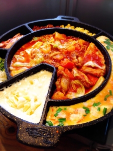 こだわりの食材を使用した韓国料理を提供。内外装は、本場の韓国屋台の雰囲気を再現しています。