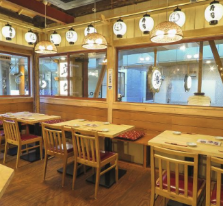 明るくカジュアルな店舗。ランチ中心の働き方も!