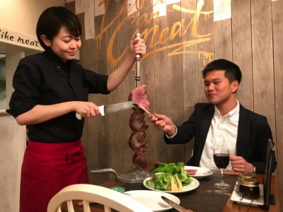 お客様の目の前でお肉をカットするのがシュラスコの魅力。商品開発の提案もOKですよ!