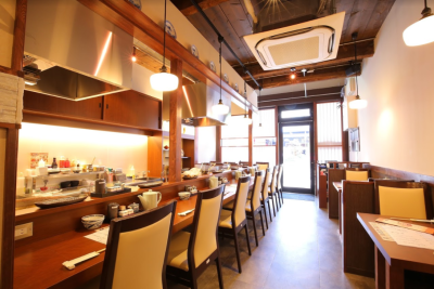 未経験からスタートしても月給25万円~。店長をめざしてがんばってくださいね。