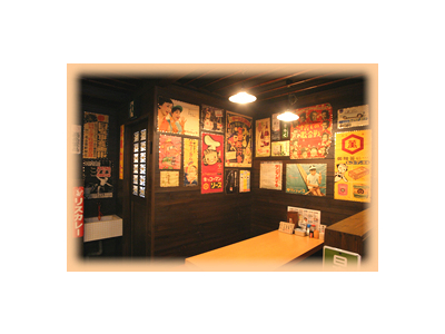 レトロなポスターや雑貨が飾られている店内。子供心に帰れる空間が、年配から若者まで幅広い方に人気です。