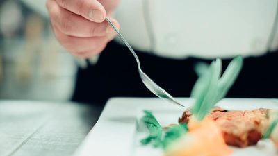 シェフのつくる料理は、素材の特徴を知り尽くし、味わいや食感を引き出します。