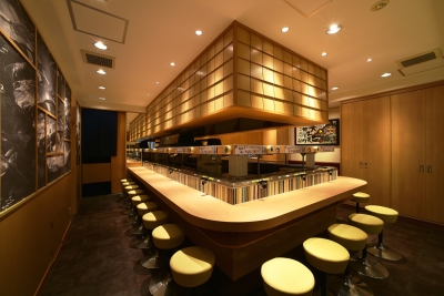 寿司店や、串カツ店で幅広い調理が学べます。独立をめざす方は、夢実現に向けてのサポートを行います。