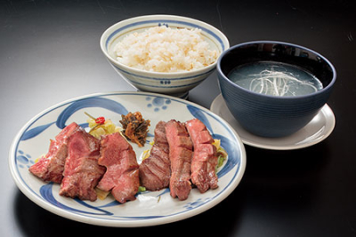 とんかつ店、焼肉店、海鮮料理店など、さまざまな飲食店を全国展開する企業です。