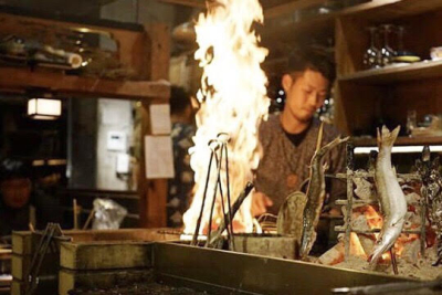 お客さまの間近で調理する藁焼きは迫力満点◎
