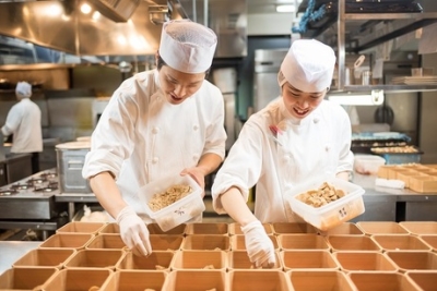 店舗では、醤油や明太子などの自社商品を販売しています!