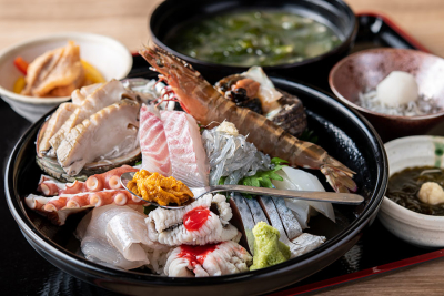 淡路島の友明丸は獲れたての魚介を使った漁師料理を提供するお店です。あなたの腕を存分にふるってください