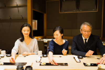 職人歴30年の大将を慕う馴染みのお客さまが来店される予定。完全予約制のため集中して接客ができます。