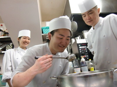 数十種類の漢方を配合した薬膳スープでラム肉、海鮮、野菜を楽しむ火鍋。美容や健康にもいいと好評です☆