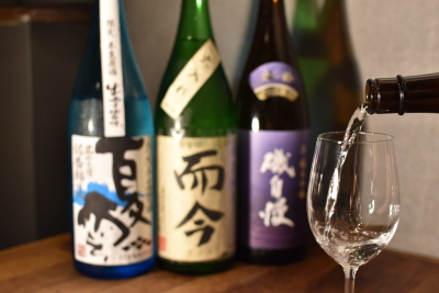 プレミアム地酒を含む20種類以上の日本酒を提供。ご提供しながら日本酒のプロになりましょう。
