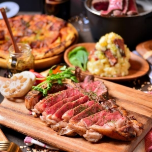 燻製肉をつかった料理の数々をメインに提供しています。