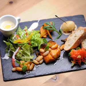 フランス直輸入のバケットや、日替わりスープがついたランチプレートは1000円から。パスタランチも人気