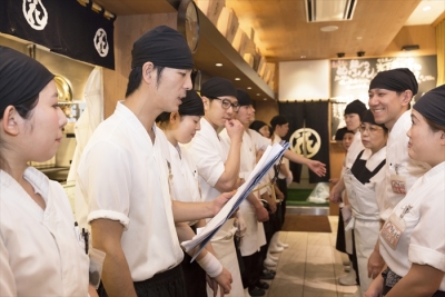 スタッフの朝礼風景。それぞれの担当業務を確認したり、サービス改善について話し合います