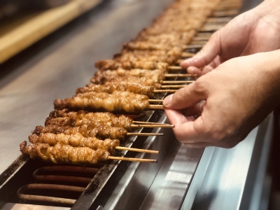「焼鳥の技術は時間がかかるのでは」という方もご安心を。早い段階から串打ち、焼きの技術を学べます。