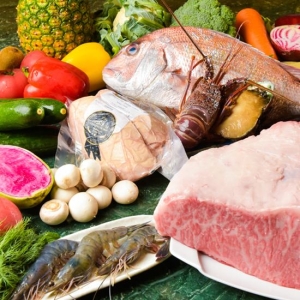 国産の黒毛和牛や伊勢海老、最高級の黒アワビなど高級食材の知識が働きながら学べます。