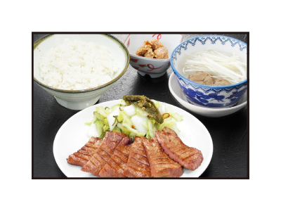 牛たんのほかにも、宮城の魚介類や旬の野菜を使った料理もあり