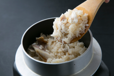 旬な食材を使用した釜飯のほか、こだわりの素材を扱ったおばんざいの調理スキルが身につきます。